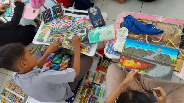 Anak SD dan TK menggambar dan mewarnai kampung halaman yang terendam lumpur Lapindo