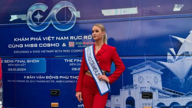 Ban đầu, cô Anna Baranova đeo dải băng 'Miss Cosmo Crimea' khi tham dự cuộc thi