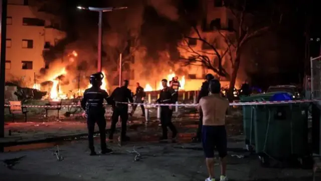 ඊශ්‍රායලයේ ජාතික හදිසි සේවා ඒකකය වන මැගන් ඩේවිඩ් ඇඩොම්ට අනුව, මධ්‍යම ඊශ්‍රායලය හරහා එල්ල කළ ඉරානය ප්‍රහාරවලින් පුද්ගලයින් තිදෙනෙකු මිය ගොස් තවත් 74 දෙනෙකු තුවාල ලබා ඇත.