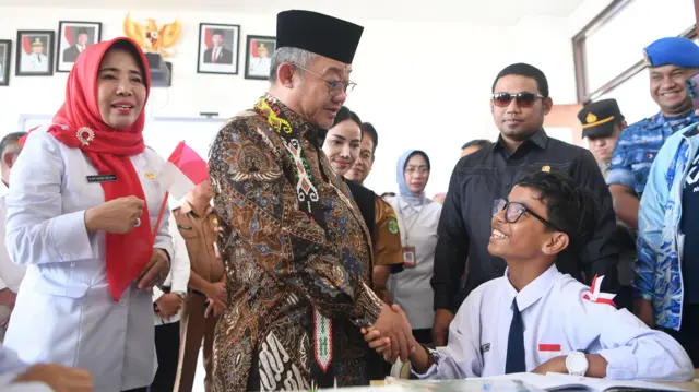 Mendikdasmen Abdul Mu'ti (kedua kiri) menyalami siswa saat peresmian Sekolah Terpadu di kawasan Loa Bakung, Samarinda, Kalimantan Timur, Selasa (30/9/2025).