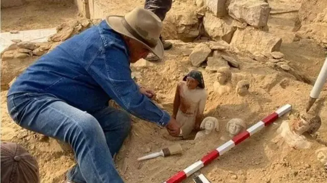 عالم الآثار المصري زاهي حواس أثناء كشف إحدى المقابر