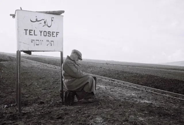 رجل يهودي ينتظر القطار في 1 ديسمبر/كانون الأول 1933 في محطة قطار تل يوسف أثناء الانتداب البريطاني على فلسطين