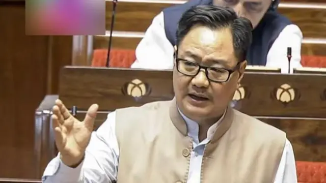 संसदीय कार्य और अल्पसंख्यक मामलों के मंत्री किरेन रिजिजू वक़्फ़ बिल पर बहस के दौरान 