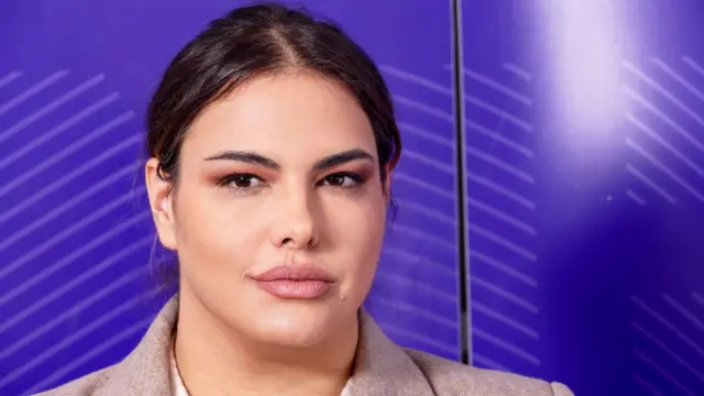 Devojka vezane kose pozira