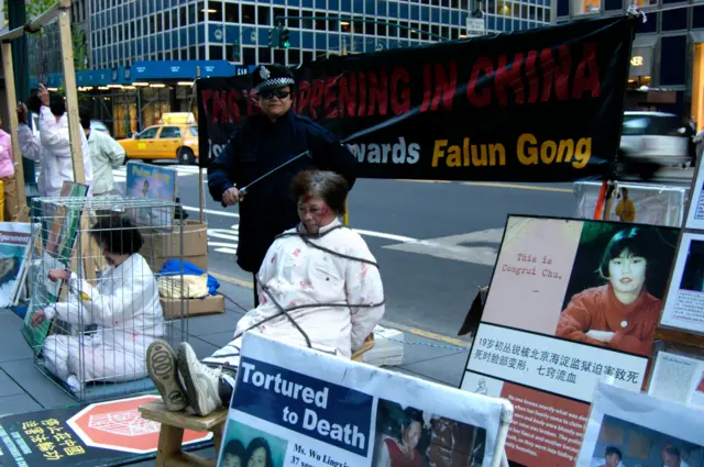 Protest sledbenika Falun Gonga zbog torture u Njujorku 2004.