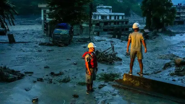 রাতভর চলছে উদ্ধারকাজ