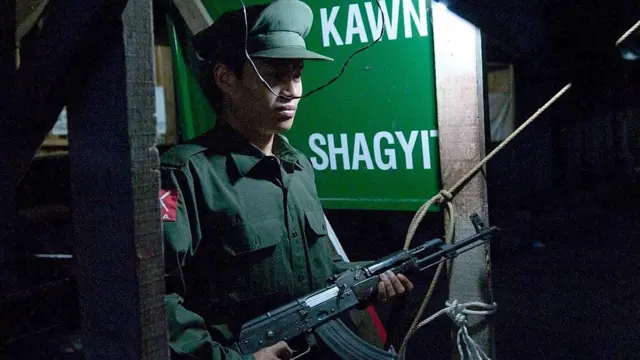 ကချင်ပြည်နယ်၊ တရုတ်-မြန်မာနယ်စပ်ဂိတ်တစ်နေရာမှာ စောင့်ကြပ်နေတဲ့ KIA တပ်ဖွဲ့ဝင်တစ်ဦး (ပုံဟောင်း)