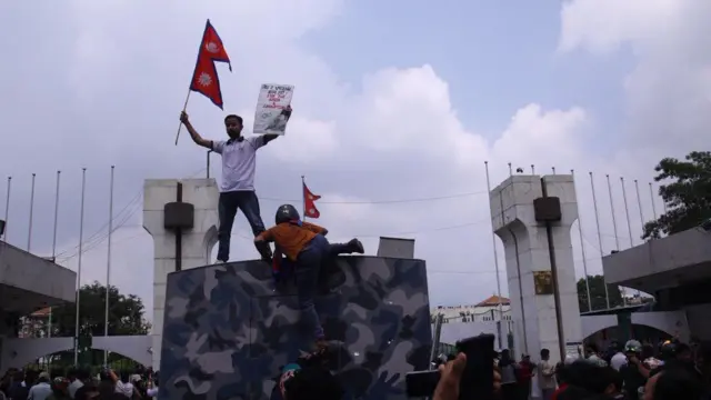 संसद् भवनमा जेन जीका प्रदर्शनकारीहरू