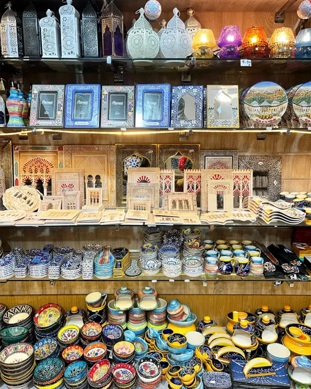 대량으로 쌓여있는 기념품