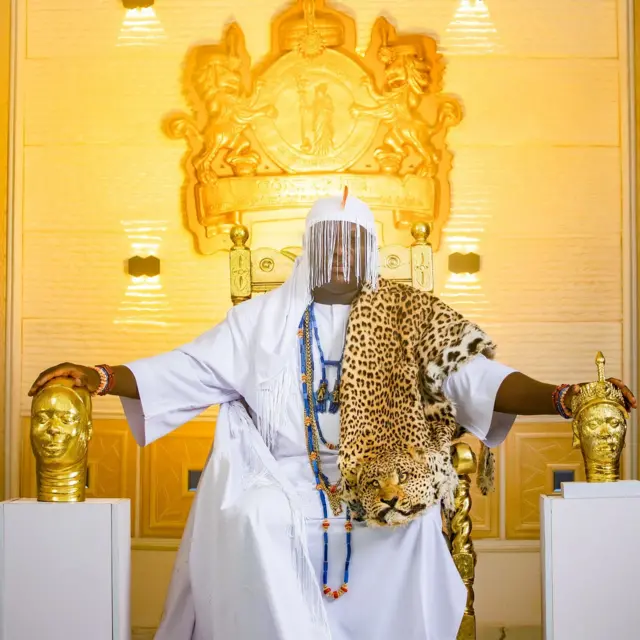 Aworan Ọọni Adeyẹye joko lori itẹ rẹ.