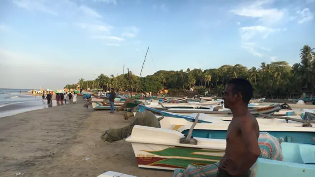 ආරුගම්බේ ප්රදේශයේ සංචාරය කිරීම සම්බන්ධයෙන් මෙරට පිහිටි විදේශ තානාපති කාර්යාල විසින් නිකුත් කළ නිවේදනයන් ගෙන් අනතුරුව එම ප්රදේශයේ පිහිටි වෙරළ තීරයේ අද (ඔක්:24) දිස්වන අයුරු