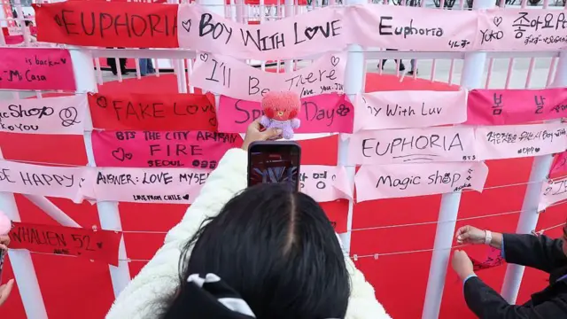 K-pop男子組合BTS的粉絲於2026年3月20日在南韓首爾舉行的回歸演唱會前分享歡樂時刻。
