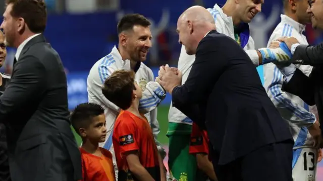 Lionel Messi estrecha la mano de Gianni Infantino, presidente de la FIFA, antes del partido del grupo A de la Copa América entre Canadá y Argentina.