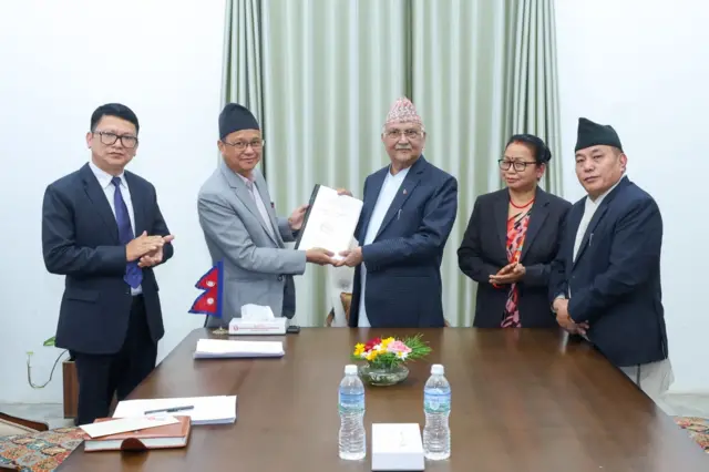 आदिवासी जनजाति आयोग प्रधानमन्त्रीलाई प्रतिवेदन बुझाउँदै