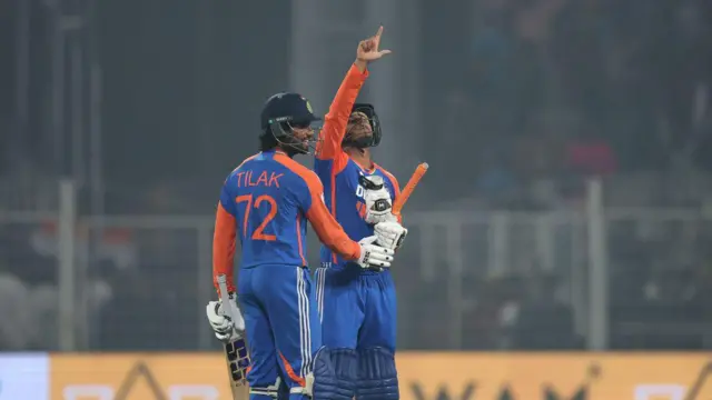 अर्धशतक का जश्न मनाते हुए अभिषेक शर्मा