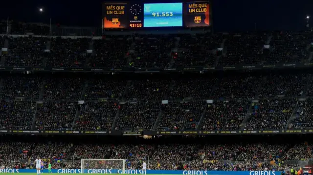 دیدار بارسلونا مقابل رئال مادرید در مرحله یک‌چهارم نهایی مسابقات فصل گذشته لیگ قهرمانان زنان اروپا ۹۱۵۵۳ تماشاگر داشت