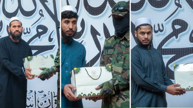  سه عکس جداگانه از «سربازان پاکستانی» که با تحفه‌هایی از سوی ارتش طالبان بدرقه می‌شوند.