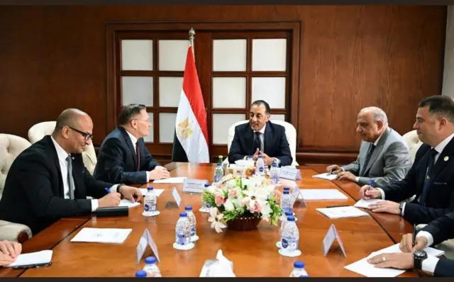 صورة من محطة الضبعة النووية المصرية في قاعة الاجتماعات حيث يجلس رئيس الوزراء المصري ورئيس شركة روسآتوم الروسية