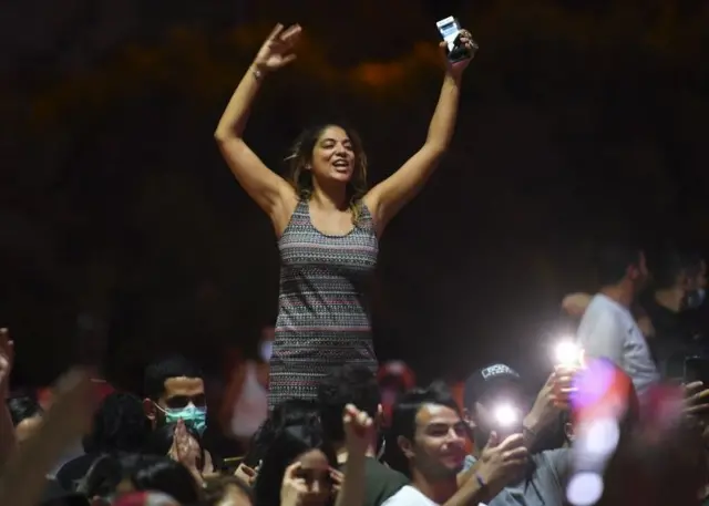 Femme non voilée en concert
