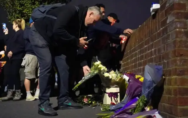 مردم در محل حادثه گردهم آمدند و با گذاشتن گل و روشن کردن شمع، یاد قربانی را گرامی داشتند.