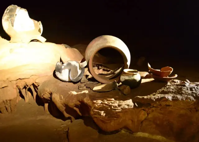 Objets et fragments à l'intérieur de la grotte