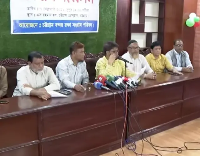 বন্দরে অনির্দিষ্টকালের ধর্মঘটের ঘোষণা দেন চট্টগ্রাম বন্দর রক্ষা সংগ্রাম পরিষদের নেতারা