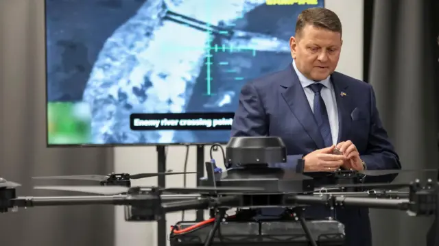 Посол України у Великій Британії Валерій Залужний на презентації українських військових безпілотників під час візиту прем’єр-міністра Великої Британії Стармера, 16 січня 2025 року