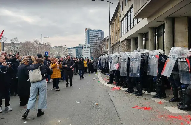 Policija ispred zgrade skupštine u Novom Sadu, incidenti u novom sadu