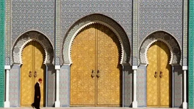 لا يُعرف سوى القليل جدا عن حياة أبو كامل، لكن وفقا لسيرته الذاتية المختصرة، فقد كان يلعب دورا بارزا في أبحاث الجبر