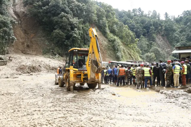 काठमाण्डू र धादिङको सीमास्थित झ्याप्लेखोलामा पहिरोले पुर्दा कम्तीमा ३५ जनाको मृत्यु भएको छ