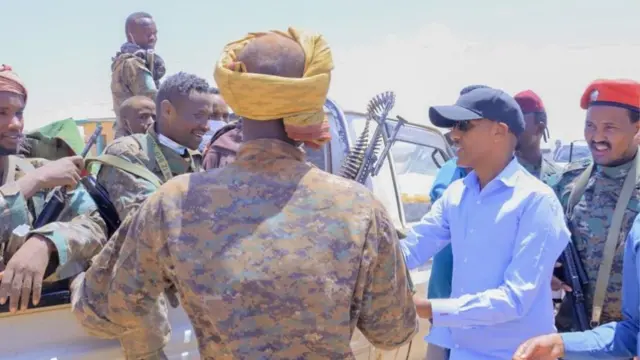 የሶማሊያ ክልል ፕሬዝዳንት የክልሉ ልዩ ኃይልን ሲጎበኙ