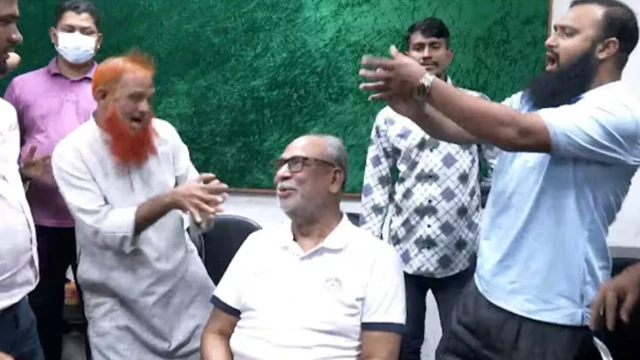 বৃহস্পতিবার মুক্তিযোদ্ধা লতিফ সিদ্দিকীকে ঘেরাও করে কুরুচিপূর্ণ স্লোগান দিতে থাকেন কয়েকজন