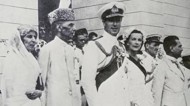 পাকিস্তানের স্বাধীনতা দিবস অনুষ্ঠানে করাচীতে বাঁদিক থেকে ফতিমা জিন্না, মুহম্মদ আলি জিন্না লর্ড মাউন্টব্যাটেন ও লেডি মাউন্টব্যাটেন