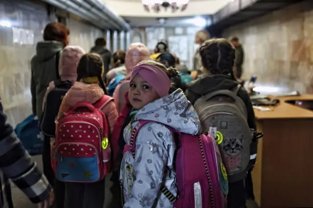 Niños ucranianos van a clase en un aula improvisada en los túneles de metro en Járkiv durante la ofensiva lanzada por Rusia esta semana.