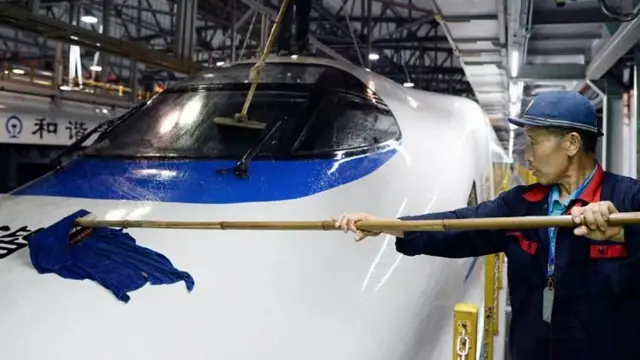 Wani mutum na goge jirgin kasa