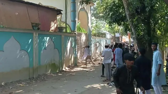 গতবছরের পাঁচই সেপ্টেম্বর রাজবাড়ীর গোয়ালন্দে মাজারে হামলার ছবি।