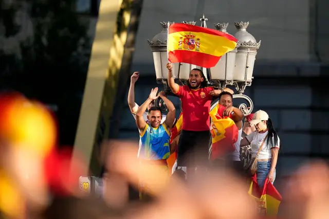 Aficionados muestran su apoyo durante el desfile del trofeo de la Copa Mundial de la FIFA 2026 el 20 de julio de 2026 en Madrid, España.