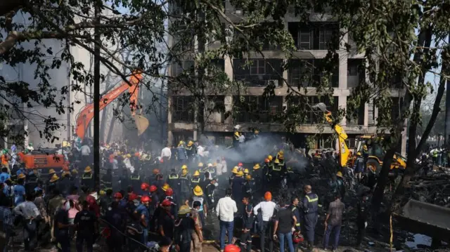 5階建て以上の住宅とみられる建物が火災の後のように焼け焦げている。周囲には数十人の救急隊員などが集まっており、ショベルカーも到着している