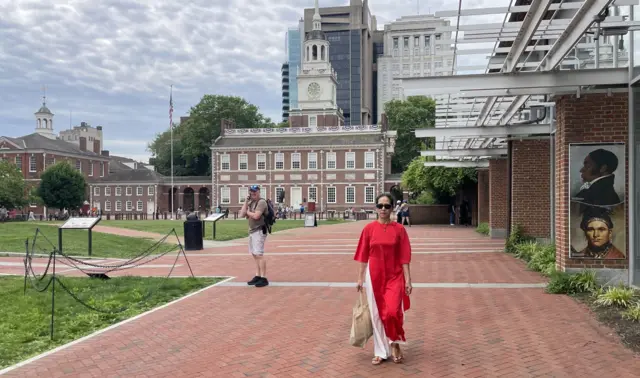 Áo dài trước Independence Hall ở cố đô Philadelphia