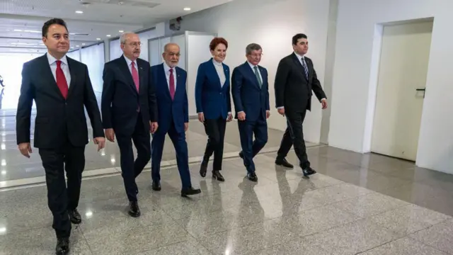 Altılı Masa'daki liderler, Ocak 2023'teki bir buluşma sırasında. Fotoğrafta Ali Babacan, Kemal Kılıçdaroğlu, Temel Karamollaoğlu, Meral Akşener, Ahmet Davutoğlu ve Gültekin Uysal görülüyor. 