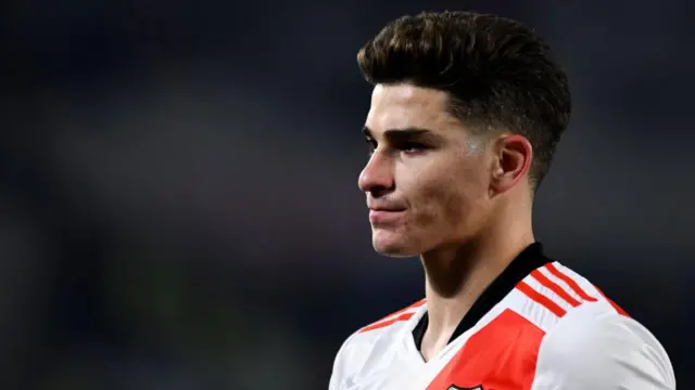 रिव्हर प्लेट्सकडून खेळताना अल्वारेज 