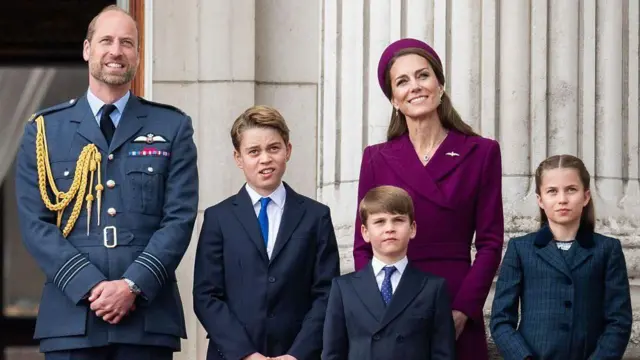 ウィリアム皇太子の家族5人がバルコニーに立って、前方上空を見ている