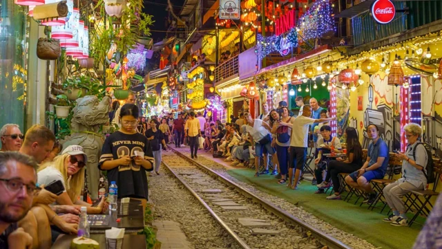 Từng là một con hẻm hoang phế, phố đường tàu nay đã trở thành một trong những con phố có không khí đặc sắc nhất Hà Nội