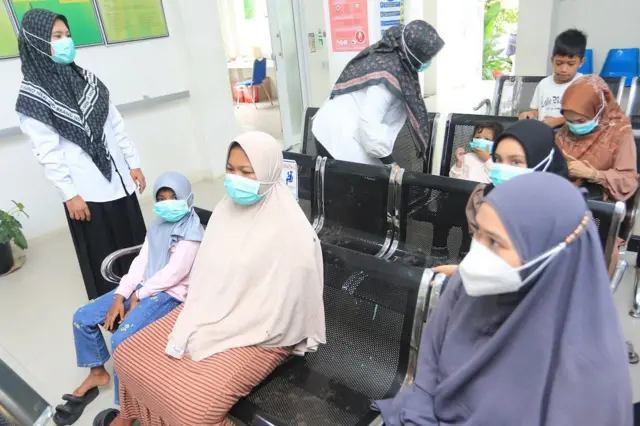 Pembagian masker untuk pasien di Aceh Barat