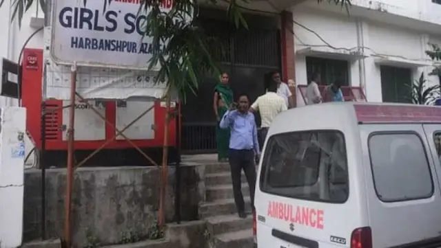 स्कूल के बाहर की तस्वीर