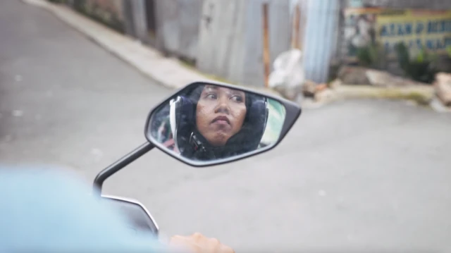 오토바이를 타고 직접 유권자들을 만나는 라하유