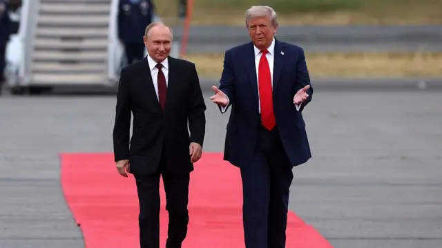 Президент США Дональд Трамп и президент России Владимир Путин встречаются на саммите, посвященном войне в Украине, на авиабазе США 15 августа 2025 года в Анкоридже, Аляска, США