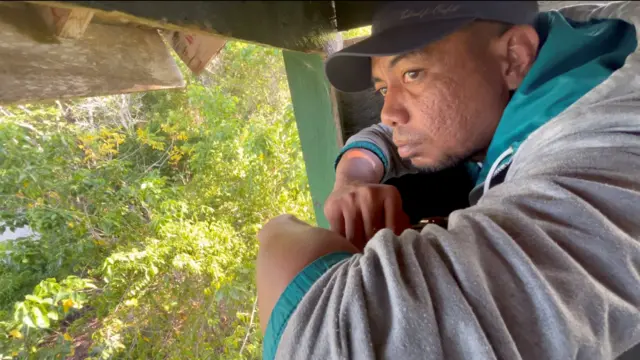 Abdi berada di menara kayu KEE Desa Taima, memantau belasan pasang burung maleo.