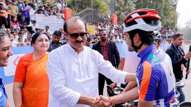 पुणे-बारामती में एक कार्यक्रम के दौरान अजित पवार के साथ सुनेत्रा पवार