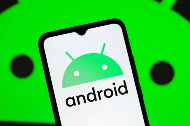 En un fondo verde se ve un celular en cuya pantalla aparece el logo y el nombre de Android.